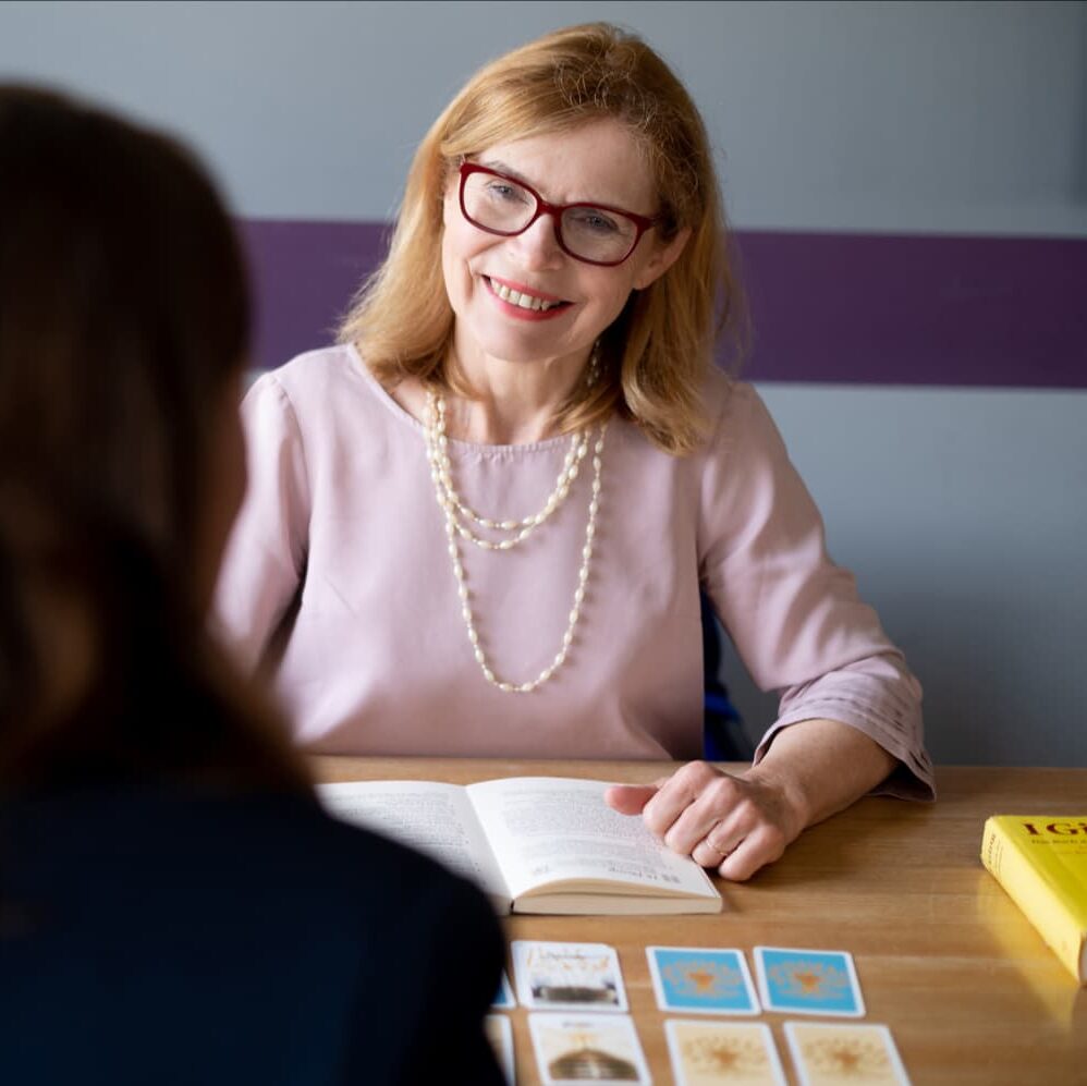 Maria legt das I Ging Kartenset während einer Coaching-Session aus